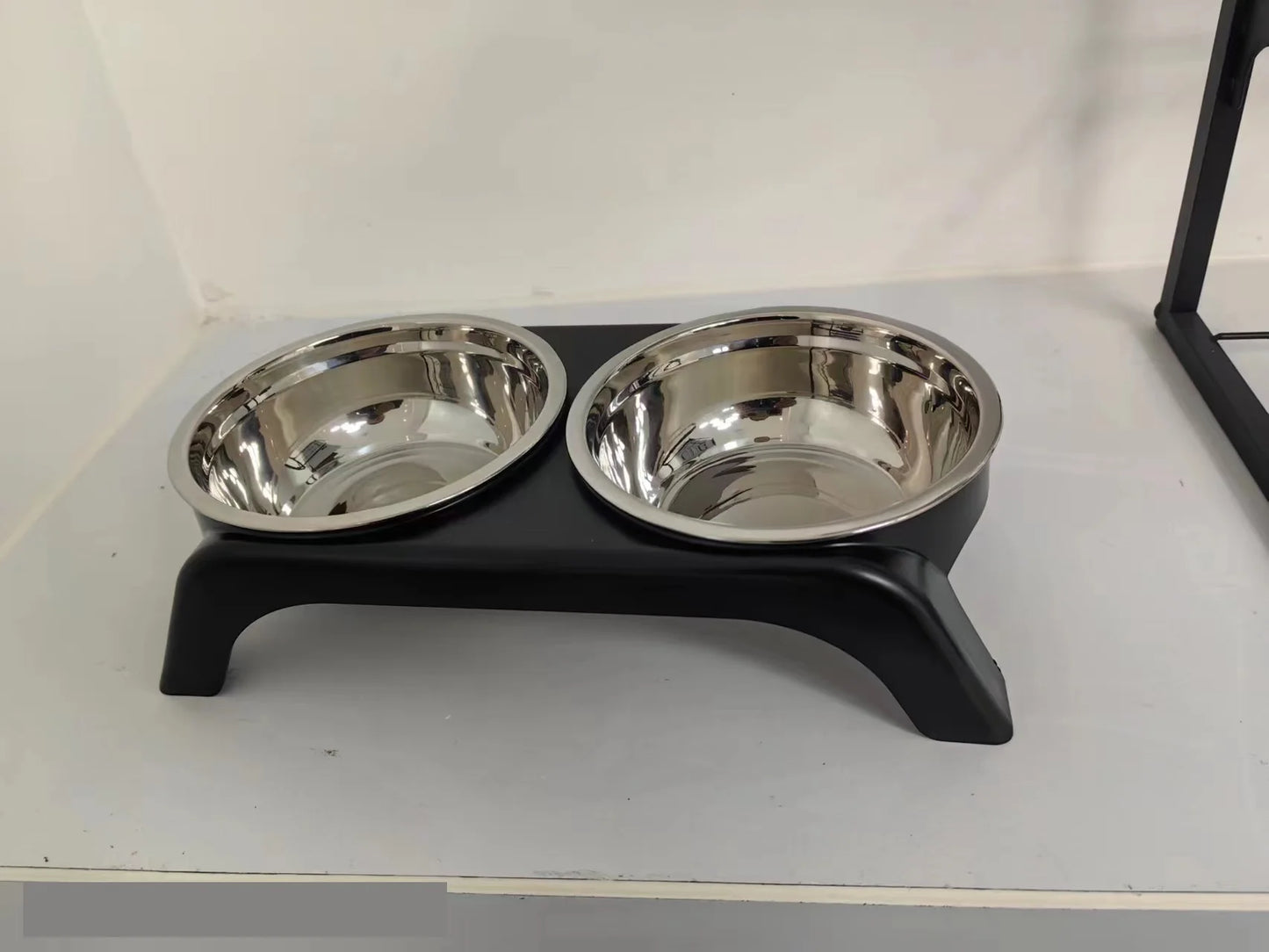 Offrez à votre animal un confort optimal lors des repas avec cette gamelle double surélevée. Idéale pour chiens et chats, elle permet une meilleure posture et réduit la pression sur les cervicales. Son design pratique et moderne en fait un accessoire indispensable pour le bien-être de votre compagnon.