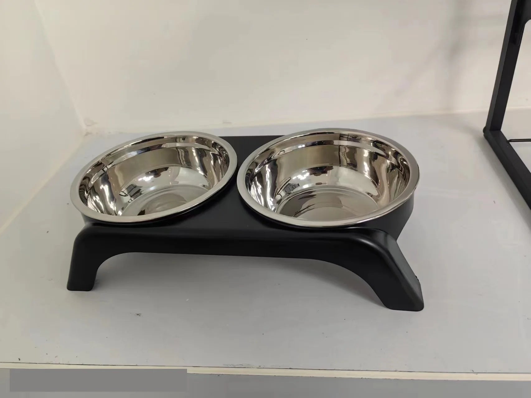 Offrez à votre animal un confort optimal lors des repas avec cette gamelle double surélevée. Idéale pour chiens et chats, elle permet une meilleure posture et réduit la pression sur les cervicales. Son design pratique et moderne en fait un accessoire indispensable pour le bien-être de votre compagnon.