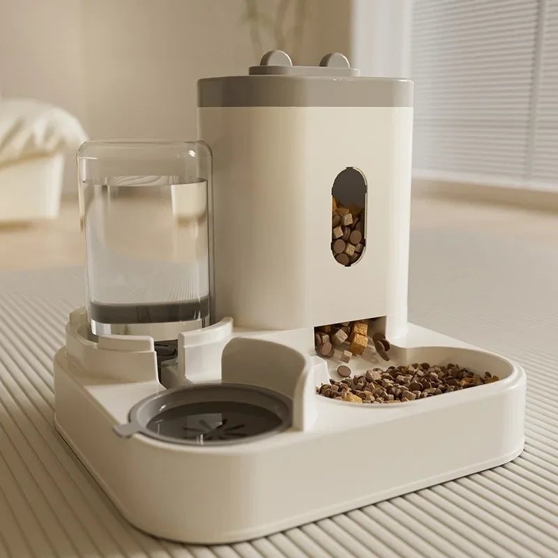  distributeur automatique 2-en-1 combine un réservoir de croquettes et un distributeur d’eau pour assurer une alimentation continue et pratique à votre animal. 